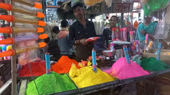 Uttarakhand News: रुद्रपुर में होली पर सजी दुकानें, रंगों की मस्ती के बीच महंगाई की भी मार