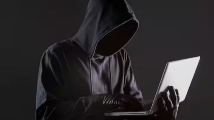 Share Trading Fraud: फर्जी शेयर ट्रेडिंग स्कीम में फंसकर महिला ने बेची ज्वेलरी, 24 लाख रुपये की लगी चपत 