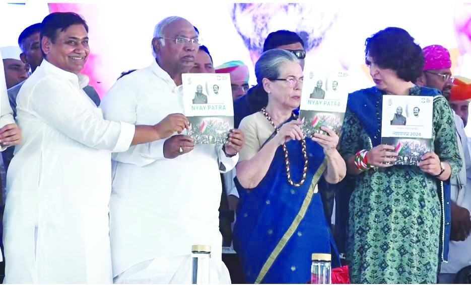 कांग्रेस का जयपुर में घोषणापत्र लॉन्च:सोनिया बोली: हमारे सविंधान को बदलने का षड्यंत्र रचा जा रहा