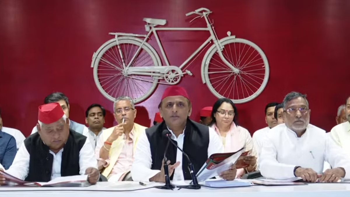 सपा का घोषणा पत्र: मनरेगा मजदूरी बढ़ाकर 450 करेंगे, लड़कियों को KG से PG तक मुफ्त शिक्षा