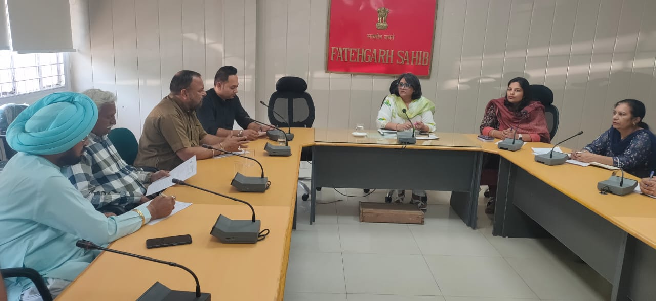 राजनीतिक दलों के प्रतिनिधियों के साथ बैठक करते जिला निर्वाचन पदाधिकारी