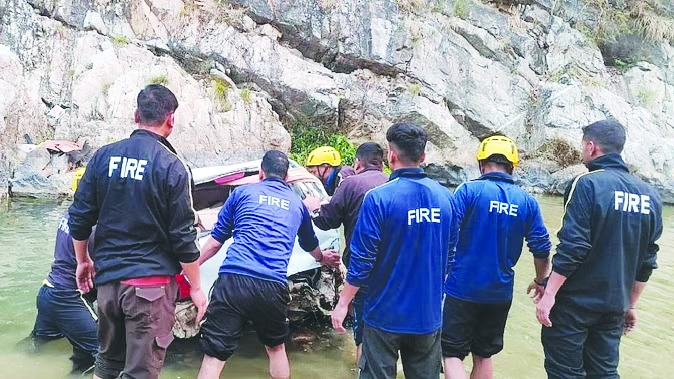 बागेश्वर में खाई में गिरी कार, हादसे में चार युवकों की मौत