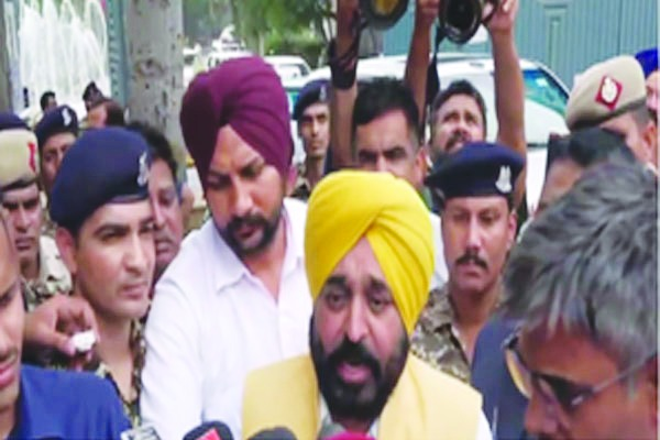 जेल में केजरीवाल से मिले सीएम भगवंत मान, कहा – दिल्ली सीएम के साथ आतंकियों जैसा व्यवहार