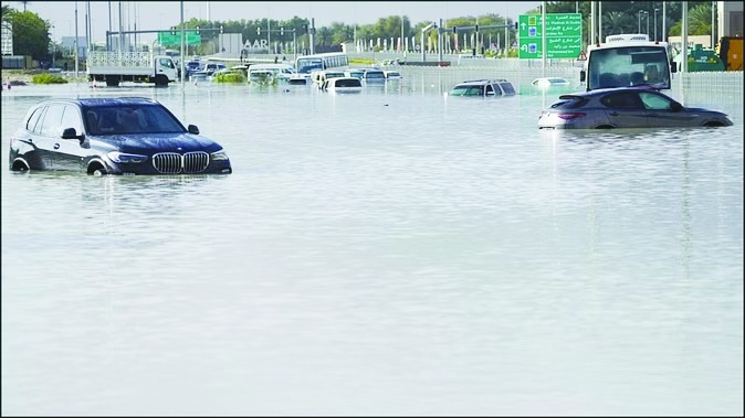 भारी बारिश से दुबई की सड़कों पर सैलाब, भारतीय दूतावास की सलाह- जरूरी न हो तो यात्रा करने से बचेंअबू धाबी