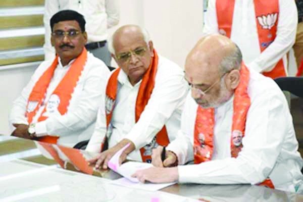 लोकसभा चुनाव 2024 : गांधीनगर से नामांकन करने के बाद बोले अमित शाह, ‘मैं बूथ कार्यकर्ता से संसद तक पहुंचा’