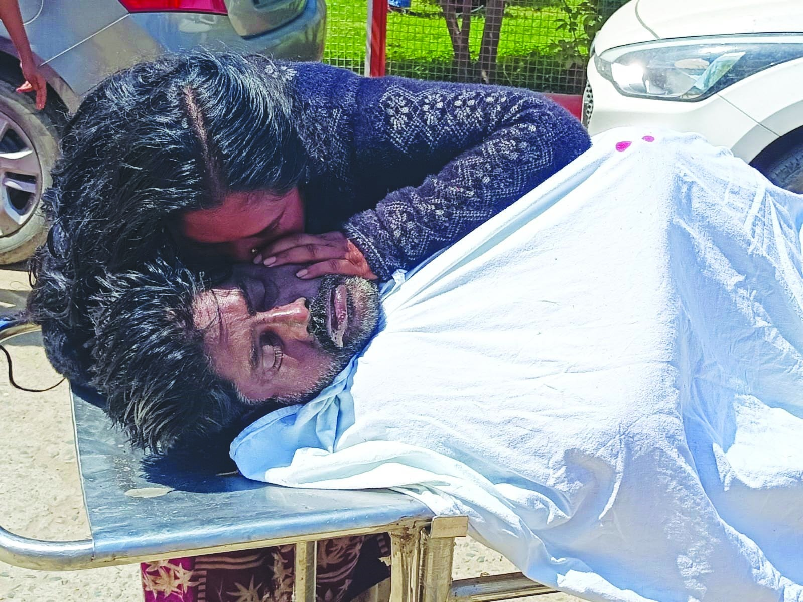 सीवरेज सफाई के दौरान 3 मजदूर गैस की चपेट में आए, एक की मौत, दो बेहोश