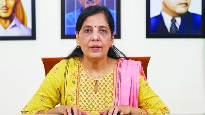 केजरीवाल का AAP विधायकों के नाम संदेश, सुनीता केजरीवाल बोलीं, ‘हर रोज करें क्षेत्र का दौरा’