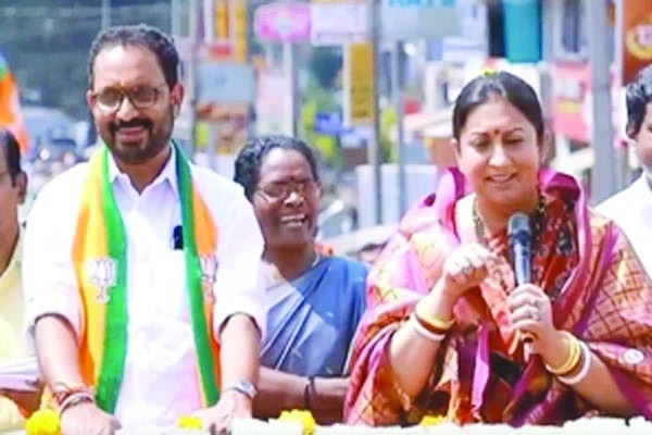 अमेठी में राहुल गांधी को हराने वाली स्मृति ईरानी का वायनाड में रोड शो, उमड़ी भीड़
