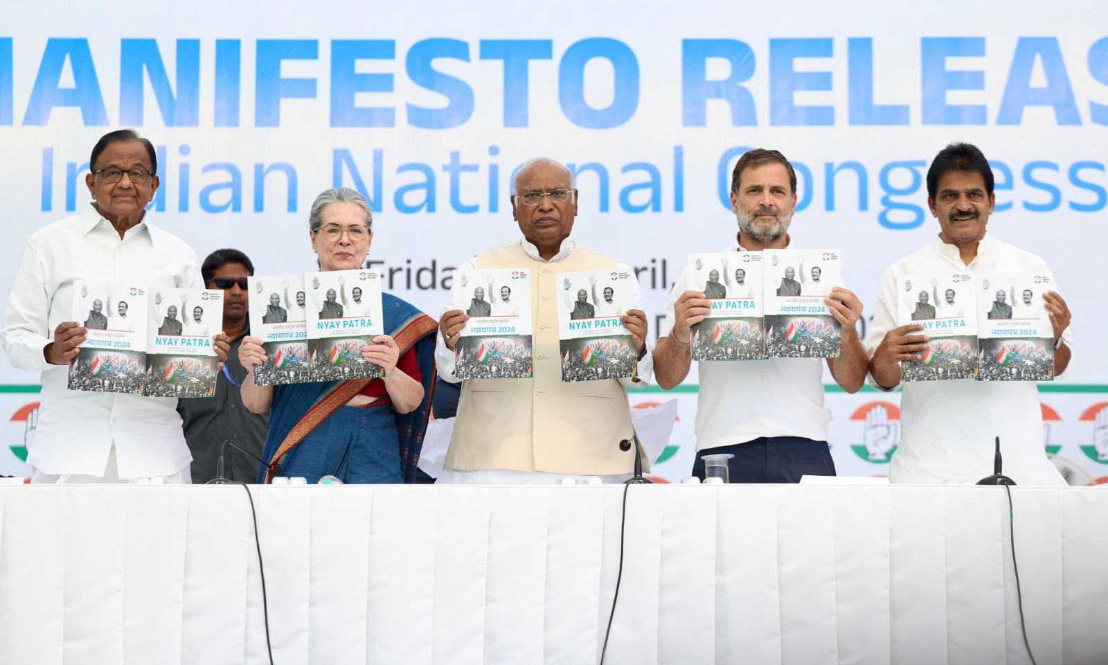Congress Manifesto 2024: ‘महिलाओं को 1 लाख सालाना, 30 लाख नौकरियां, MSP कानून’, कांग्रेस के घोषणापत्र की बड़ी बातें