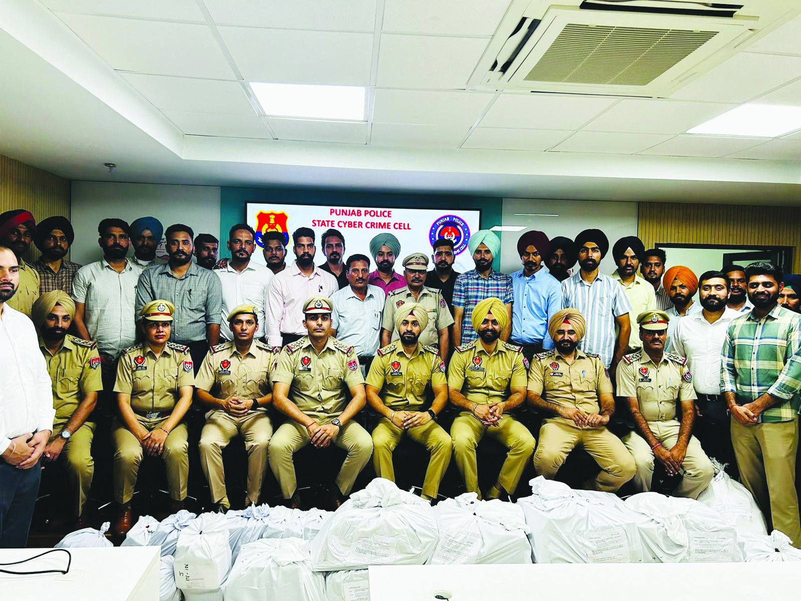 पंजाब पुलिस की साईबर क्राइम डिवीजऩ ने अमरीका में रहने वाले लोगों को ठगने वाले दो फर्जी कॉल सैंटरों का किया पर्दाफाश; 155 व्यक्ति काबू