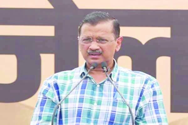भारी पुलिस बल की तैनाती के बीच सीएम केजरीवाल ने दी धरने पर बैठने की चेतावनी