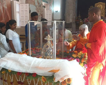 देश भर में वैशाख पूर्णिमा की धूम, सारनाथ में श्रद्धालुओं ने पवित्र अस्थि अवशेष के किए दर्शन