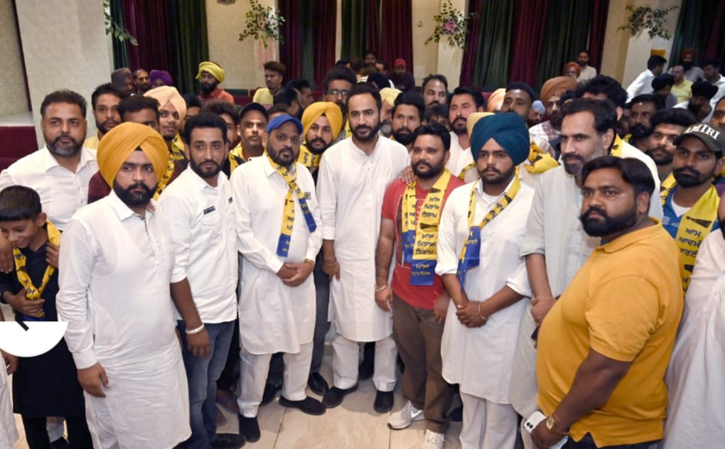 भिन्न भिन्न पार्टियों को छोड़ कर अनेक युवक आम आदमी पार्टी में हुए शामिल ।