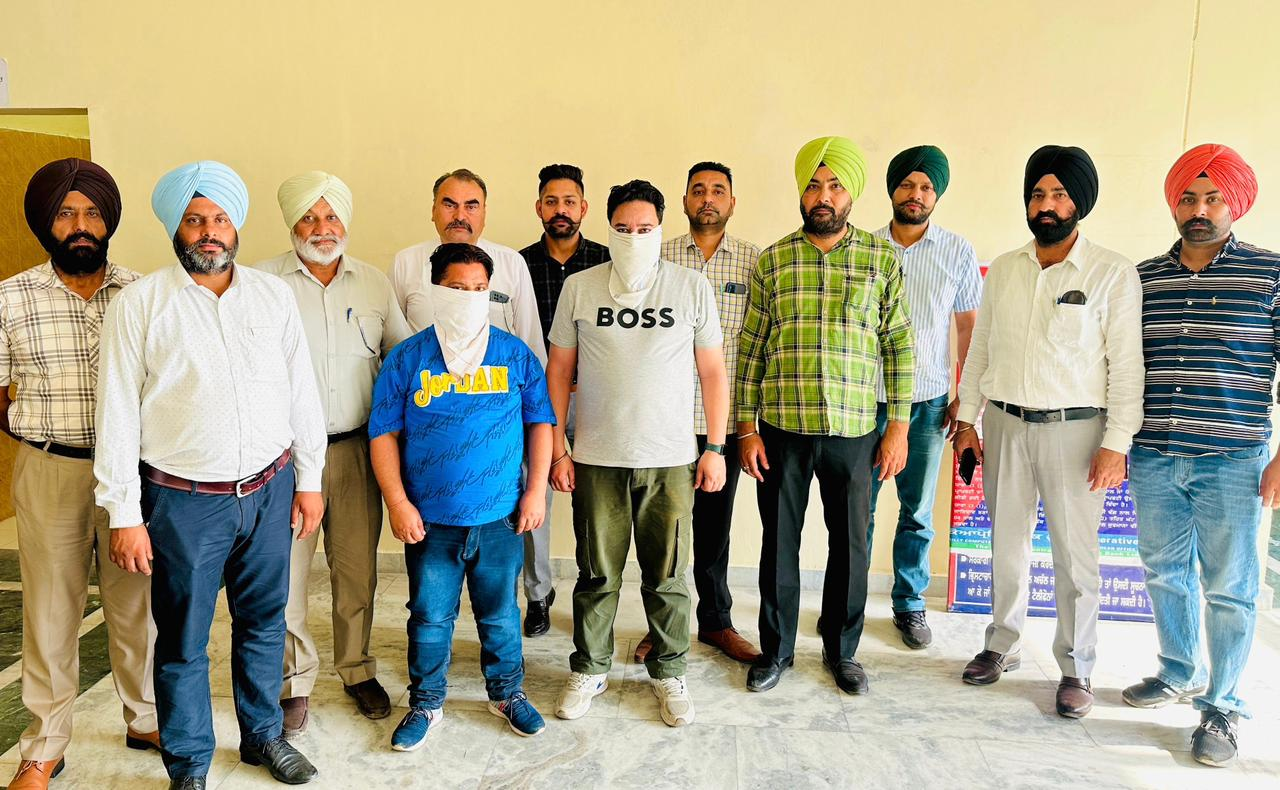 डीड राइटर और उसका सहायक 22,5000 रुपए की रिश्वत लेने के दोष अधीन विजीलैंस ब्यूरो द्वारा गिरफ़्तार
