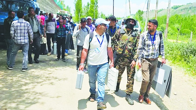हॉटसीट अनंतनाग-राजोरी पर मतदान कल, दल बल के साथ पोलिंग पार्टियां रवाना