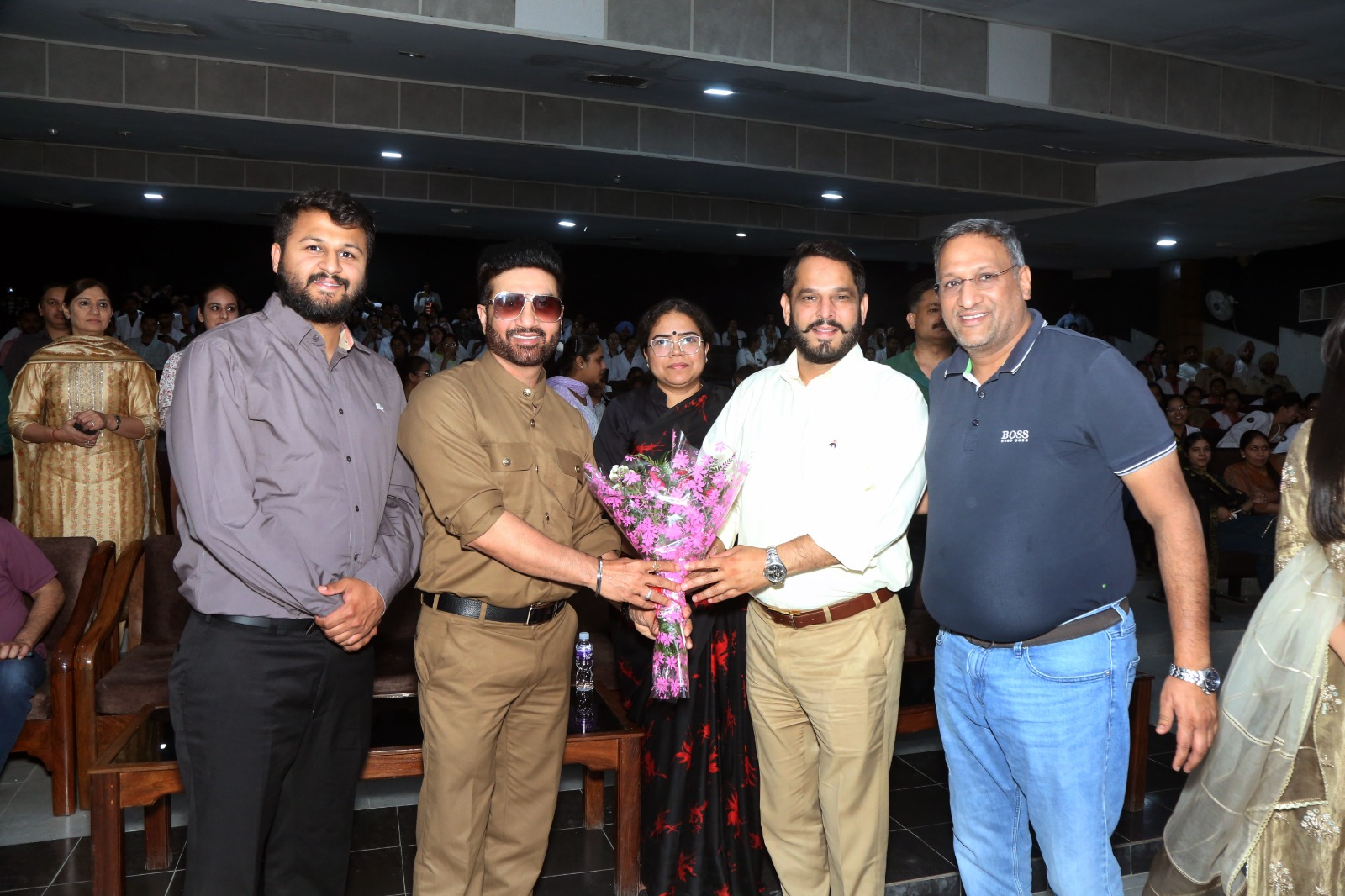 फिरोजपुर मोगा रोड़ पर स्थित जेनेसिस डैंटल कॉलेज एंड अस्पताल के ऑडिटोरियम में पंजाबी फिल्म पिंड आला स्कूल की प्रमोशन को लेकर टीम पहुंची