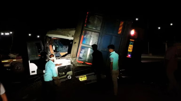 शाहजहांपुर में भीषण सड़क हादसा: ट्रक-बस की टक्कर में 11 लोगों की दर्दनाक मौत