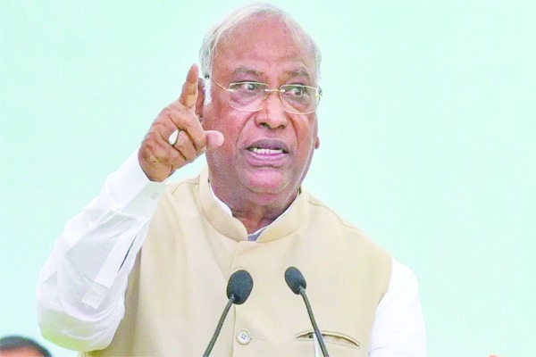 कांग्रेस अध्यक्ष खरगे ने कहा-बिना हिंदू-मुसलमान बोले उनका (बीजेपी) खाना नहीं पचता है