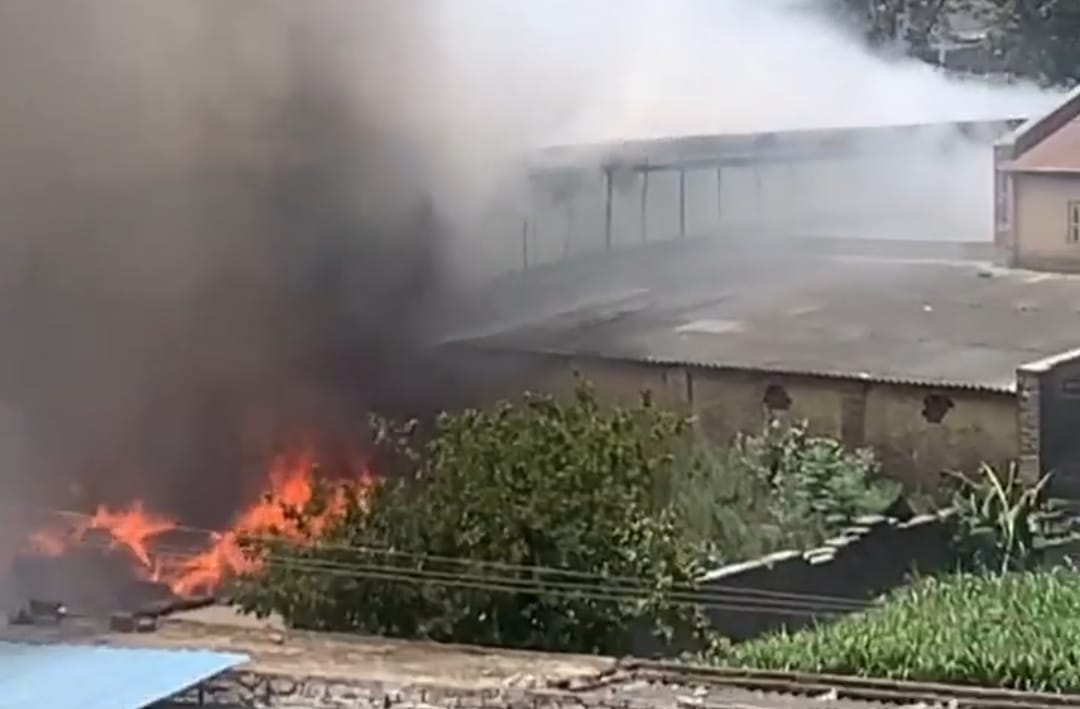 हरियाणा के करनाल में मेरठ रोड पर एक पटाखा फैक्ट्री में छोटी सी चिंगारी से आग लग गई।