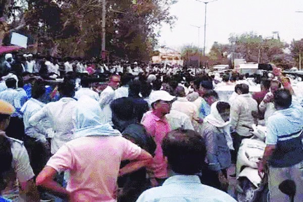 जम्मू आतंकवादी हमले में जान गंवाने वाले चार लोगों के शव जयपुर लाये गये,लोगों ने सरकारी नौकरी-मुआवजे के लिए किया धरना-प्रदर्शन