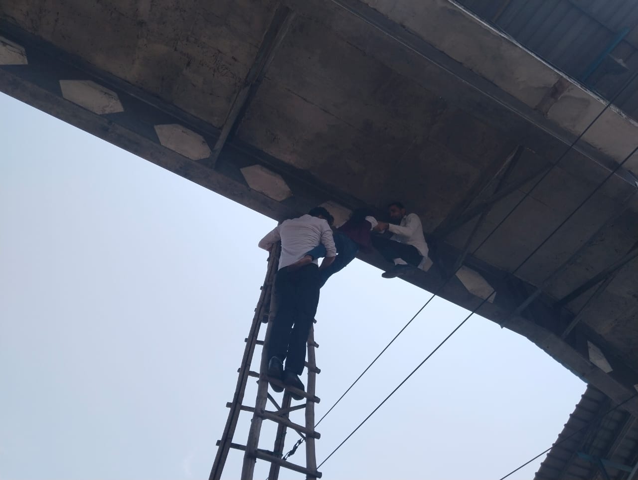 लुधियाना रेलवे स्टेशन पर रेलवे कर्मचारियों ने बचाई लड़की की जान