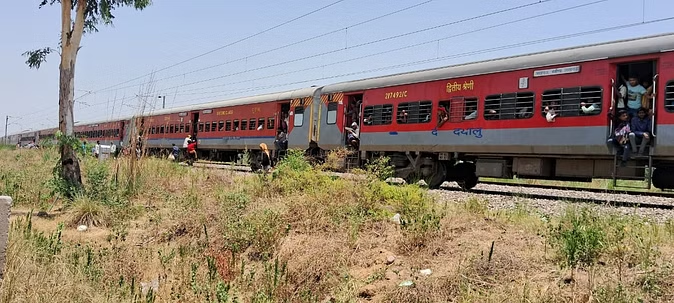 टला हादसा: लखनऊ-चंडीगढ़ एक्सप्रेस के पहिये में चिंगारी से उठा धुआं, कई यात्री चलती ट्रेन से कूदे, चोटिल