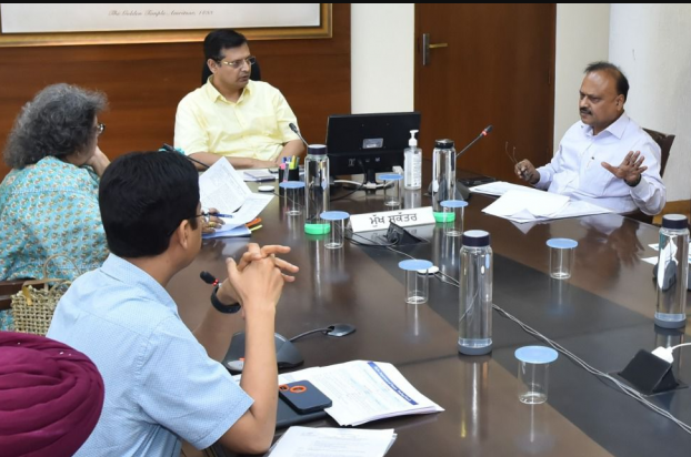 मुख्य सचिव अनुराग वर्मा का राजस्व बढ़ाने और व्यय के प्रभावी प्रबंधन पर जोर