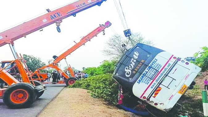 आगरा एक्सप्रेसवे पर भीषण हादसा: श्रद्धालुओं से भरी बस पलटी, बच्ची सहित दो की मौत; 35 लोग घायल