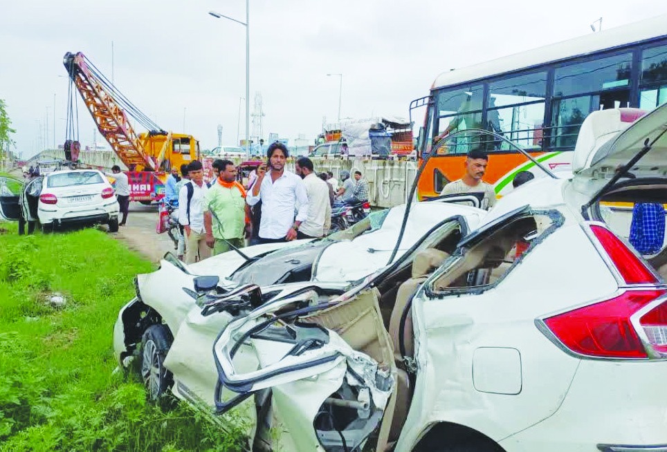 मुरादाबाद में दर्दनाक हादसा, रोडवेज बस ने कार को मारी टक्कर, एक ही परिवार के चार लोगों समेत पांच की मौत