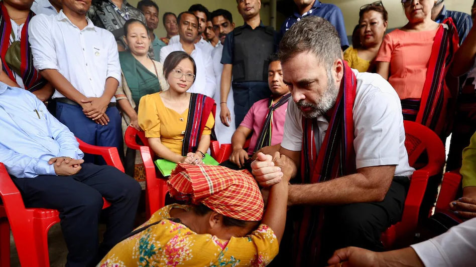 कांग्रेस सांसद राहुल गांधी का मणिपुर दौरा : चुराचांदपुर में राहत शिविर में लोगों से मुलाकात की