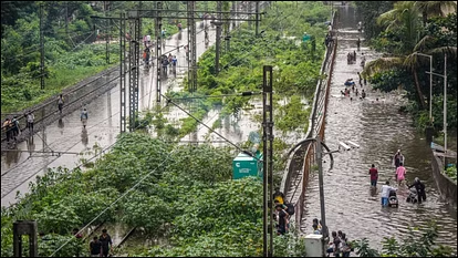 मुंबई में भारी बारिश के बीच 50 से ज्यादा उड़ानें रद्द या डायवर्ट, सड़कें भी डूबीं; CM शिंदे ने की बैठक