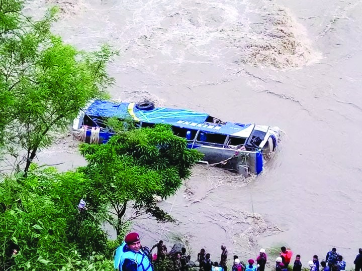 Nepal: नेपाल में मौसम का कहर; भूस्खलन में दो बसें त्रिशूली नदी में बहीं, सात भारतीयों समेत 65 लोग लापता