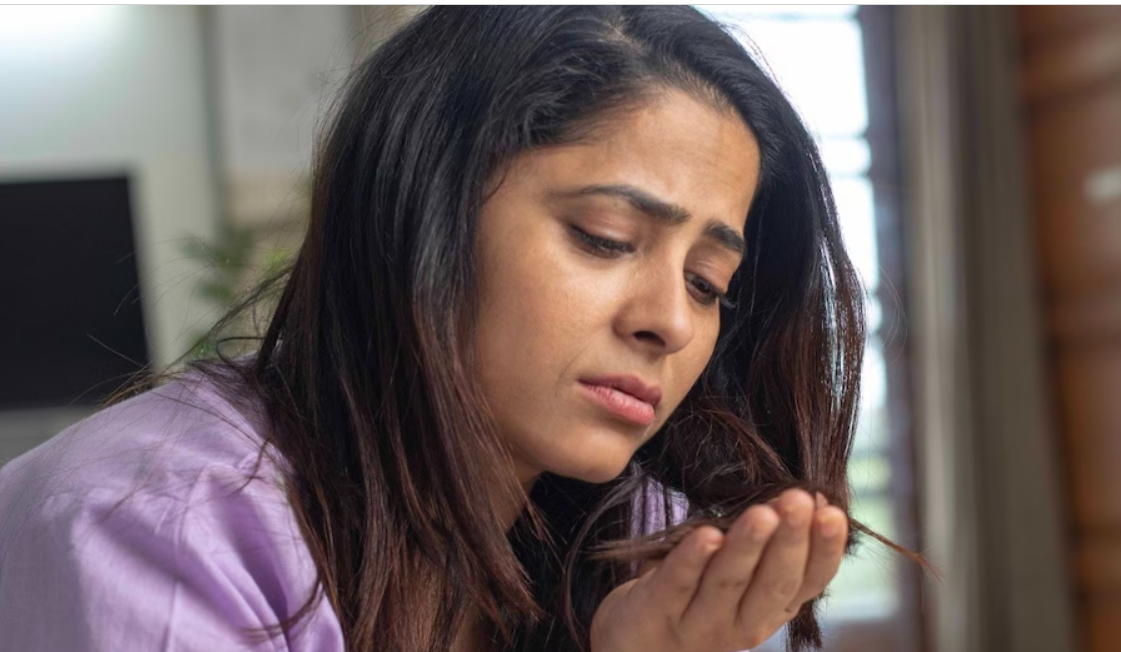 बालों को अंदर से मजबूत बनाने के लिए ये 4 हेयर ऑयल हैं बेस्ट, रुक जाएगा हेयरफॉल