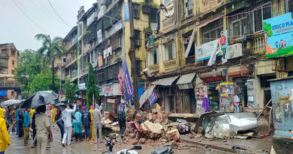 मुंबई में चार मंजिला इमारत का एक हिस्सा ढहा, एक की मौत और चार घायल