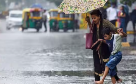 Uttarakhand Weather: भारी बारिश के रेड अलर्ट के बाद 3 जिलों में स्कूलों की छुट्टी, DM ने दिए आदेश