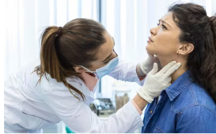 Thyroid Cancer: महिलाओं में तेजी से बढ़ रहे हैं थायराइड कैंसर, जानें इसके लक्षण और इलाज