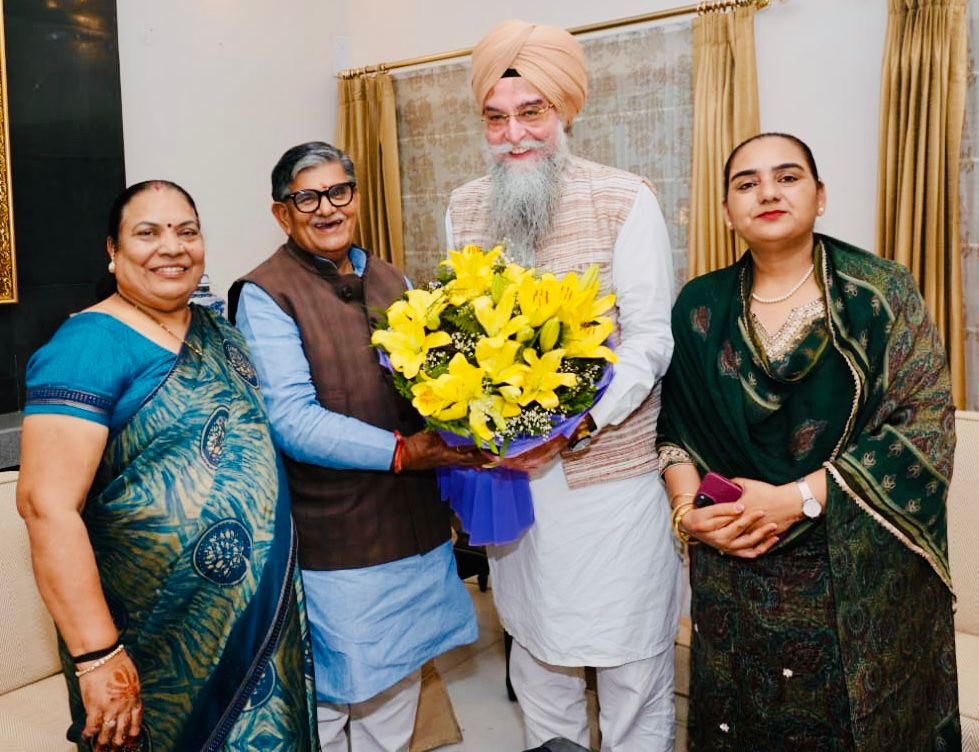दीवाली की पूर्व संध्या पर स्पीकर संधवां ने पत्नी सहित राज्यपाल गुलाब चंद कटारिया के साथ की मुलाकात
