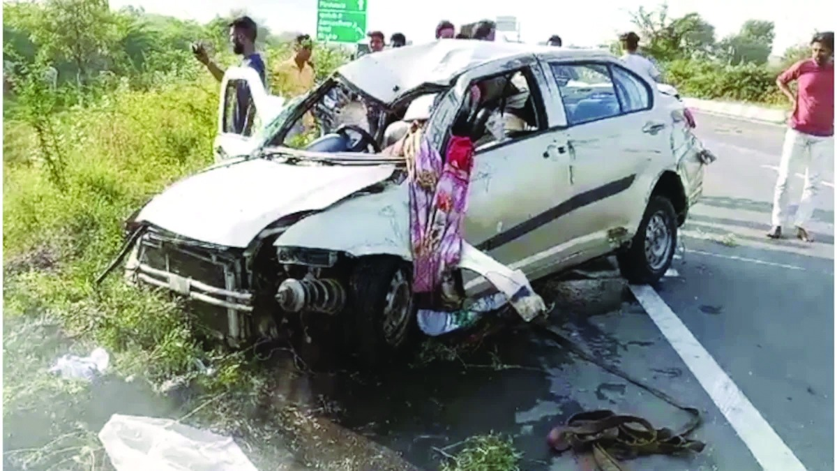 सिरोही में दर्दनाक सड़क हादसा, टायर फटने से पलटी कार नाले जा गिरी, पांच की मौत, एक महिला घायल