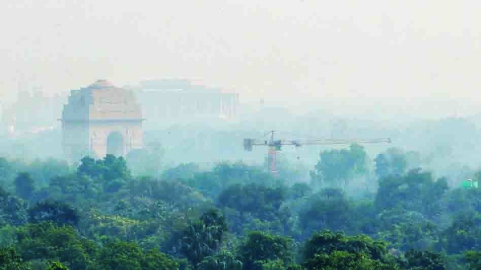 Delhi Pollution: राजधानी में बिगड़ते जा रहे हालात, दिवाली से पहले धुआं-धुआं हुई दिल्ली; 400 के पार पहुंचा AQI