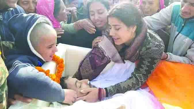 माथा चूमा, कंधा देकर भानुप्रिया ने पति को किया आखिरी सैल्यूट, नाै साल के बेटे ने दी मुखाग्नि