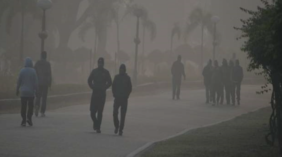 आसमान में धुंआ-धुंआ: कई इलाकों में AQI अब भी 400 पार, दिल्ली में हवा की दिशा व गति बदलने से प्रदूषण का स्तर फिर बढ़ने लगा