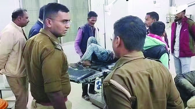 आजमगढ़ में पड़ोसियों ने युवक को पेट्रोल डालकर जलाया, रास्ते में घेरकर लगाई आग, हालत गंभीर; फोर्स तैनात