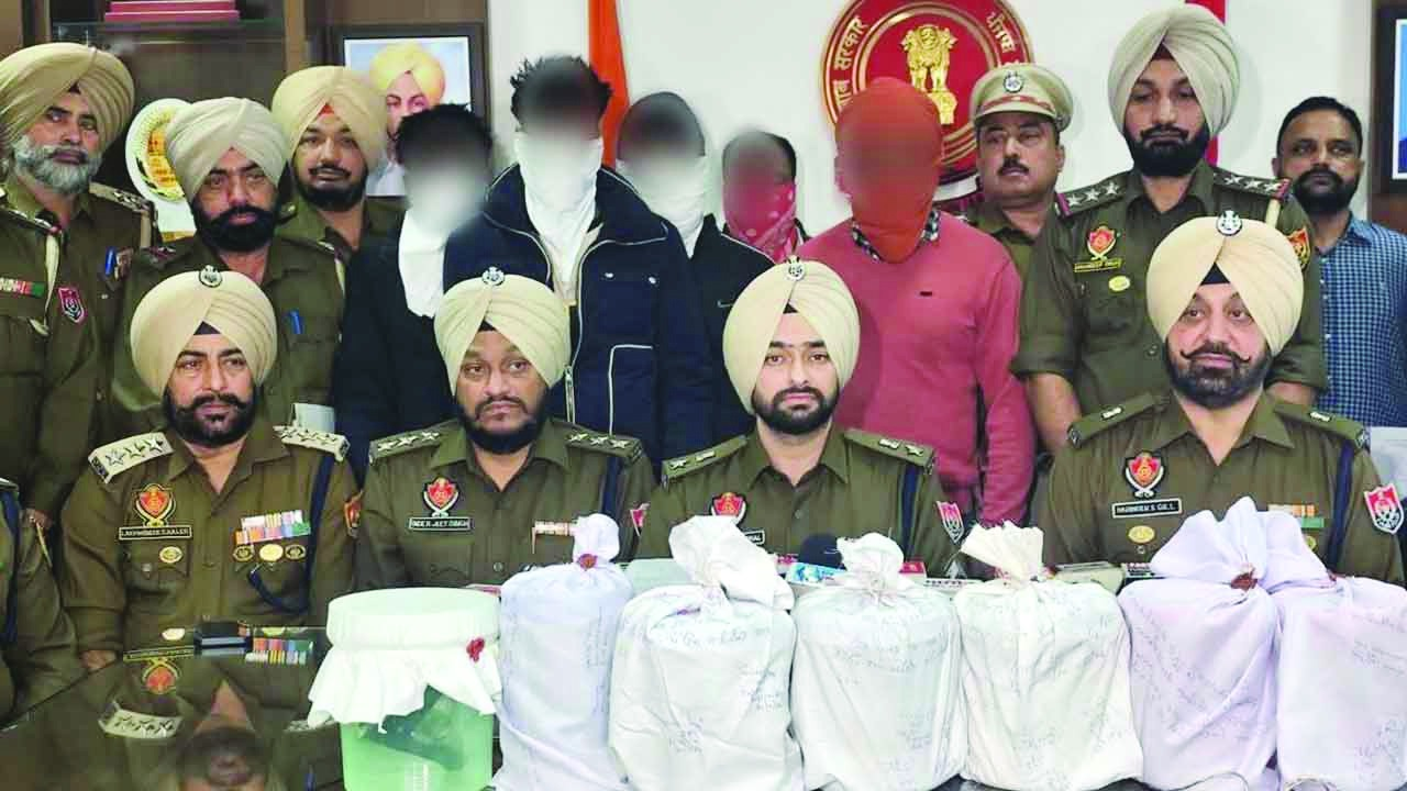 पंजाब पुलिस की बड़ी कार्रवाई: 6 किलो 498 ग्राम हेरोइन और 32 बोर पिस्तौल के साथ 5 आरोपी गिरफ्तार