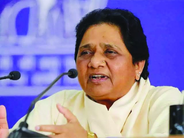 कांग्रेस व भाजपा ने संविधान को इसकी असली मंशा के हिसाब से लागू नहीं किया : मायावती