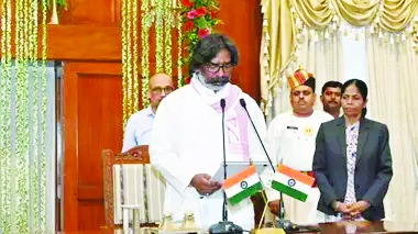हेमंत सोरेन ने चौथी बार झारखंड के मुख्यमंत्री के रूप में शपथ ग्रहण की