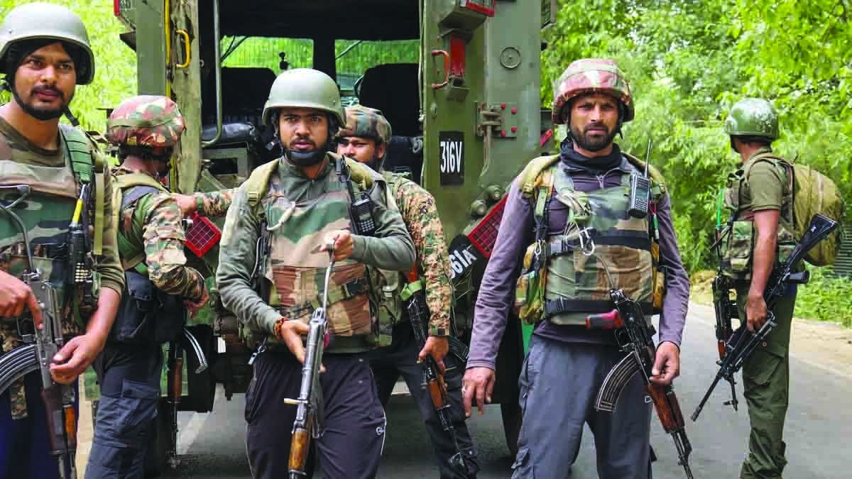 अनंतनाग में मुठभेड़ जारी, जवानों ने दो आतंकी किए ढेर, एक अभी भी घिरा हुआ