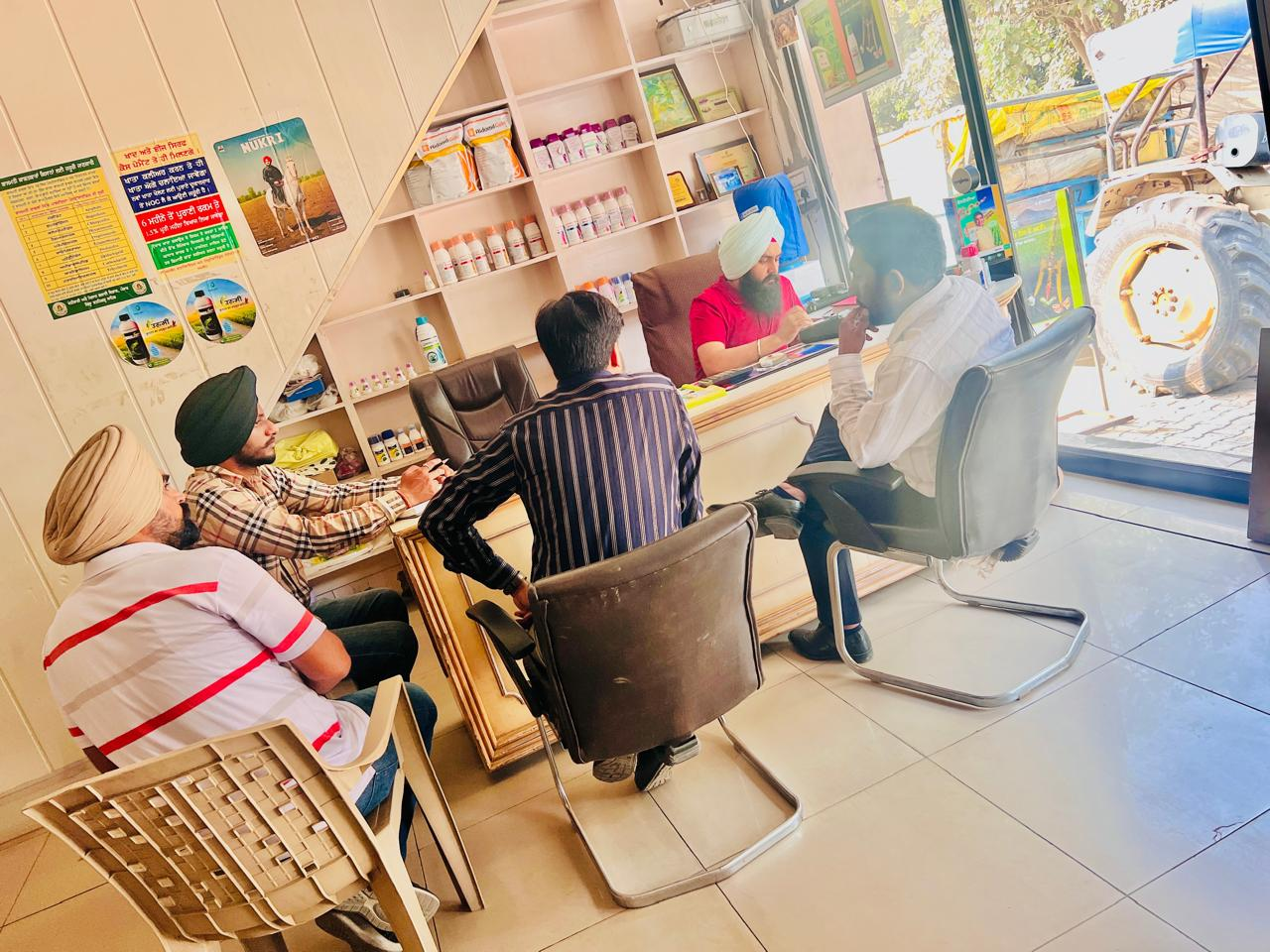 डीएपी की निरंतर आपूर्ति सुनिश्चित करने के लिए प्रशासनिक अधिकारियों द्वारा चेकिंग अभियान