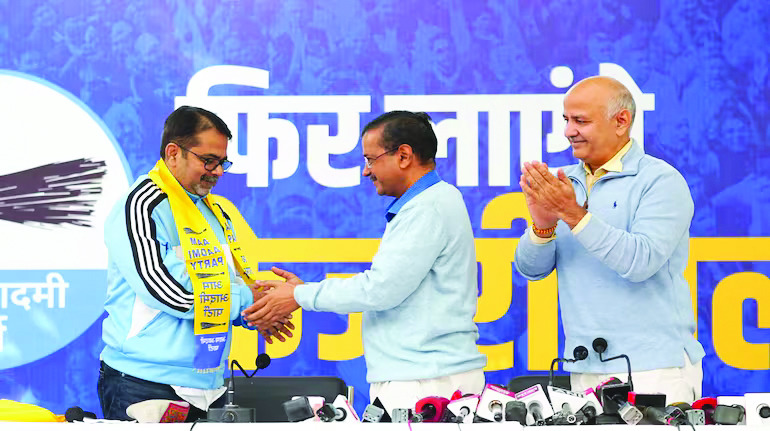 UPSC टीचर अवध ओझा आम आदमी पार्टी में शामिल,केजरीवाल-सिसोदिया ने दिलाई सदस्यता