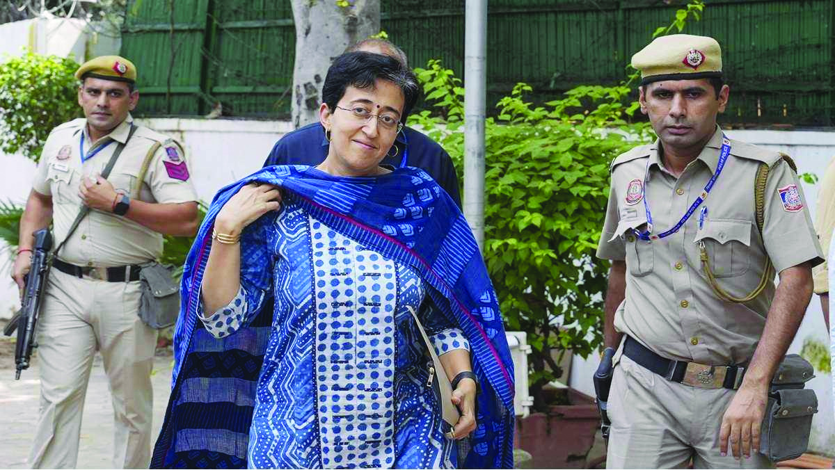 दिल्ली की सड़कों पर उतरेंगी 150 मोहल्ला बस, मुख्यमंत्री आतिशी ने किया निरीक्षण